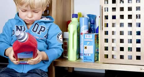 Reinigungsmittel vor Kindern schützen