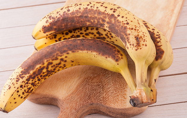 Bananen mit leicht bräunlicher Schale