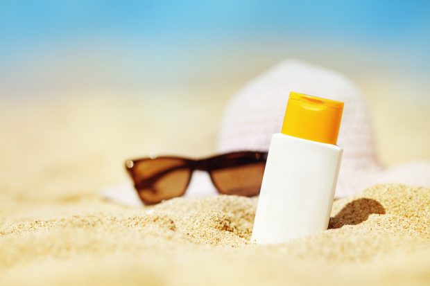 Auf jeden Fauxpas vorbereitet: Sonnenbrille, Kamera und Co. im Urlaub richtig reinigen
