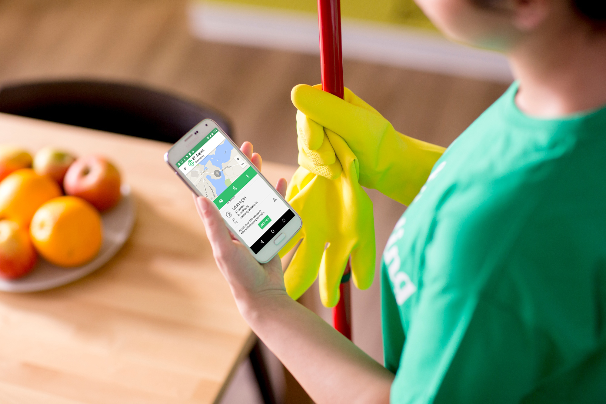 Reinigungskraft mit der Cleaner-App auf dem Smartphone