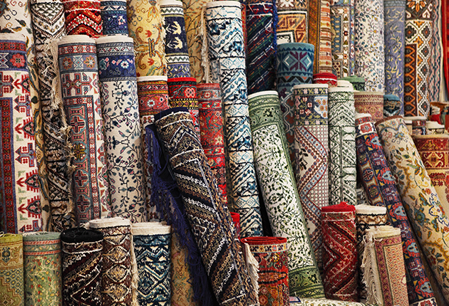 Zusammengerollte orientalische Teppiche