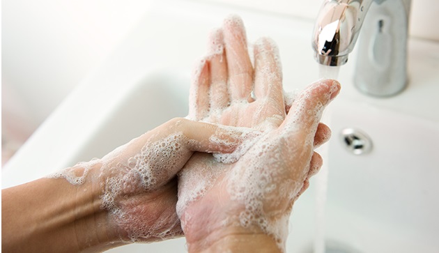 Gründliches Händewaschen beseitigt Bakterien.