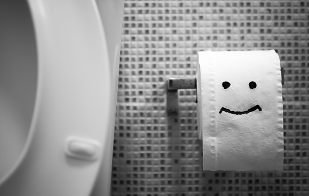 Eine Toilettenpapierrolle mit lächelndem aufgemaltem Gesicht