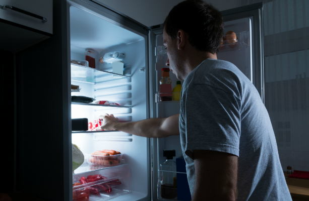 Nachts am Kühlschrank